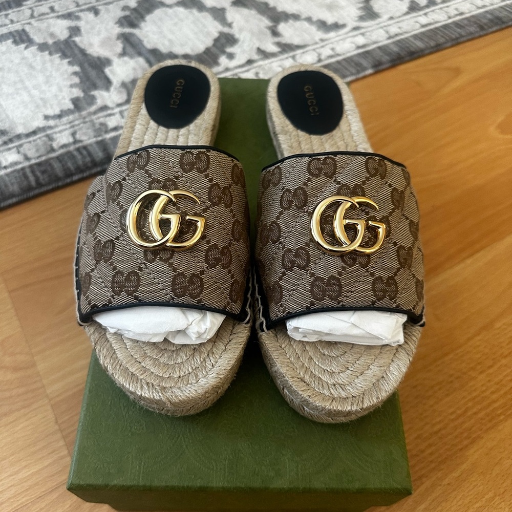 New Gucci Brown Espadrille Slides with Gold Logo
